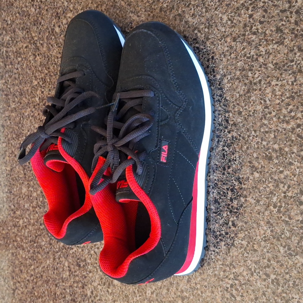 Fila Sneakers size 7 NEW